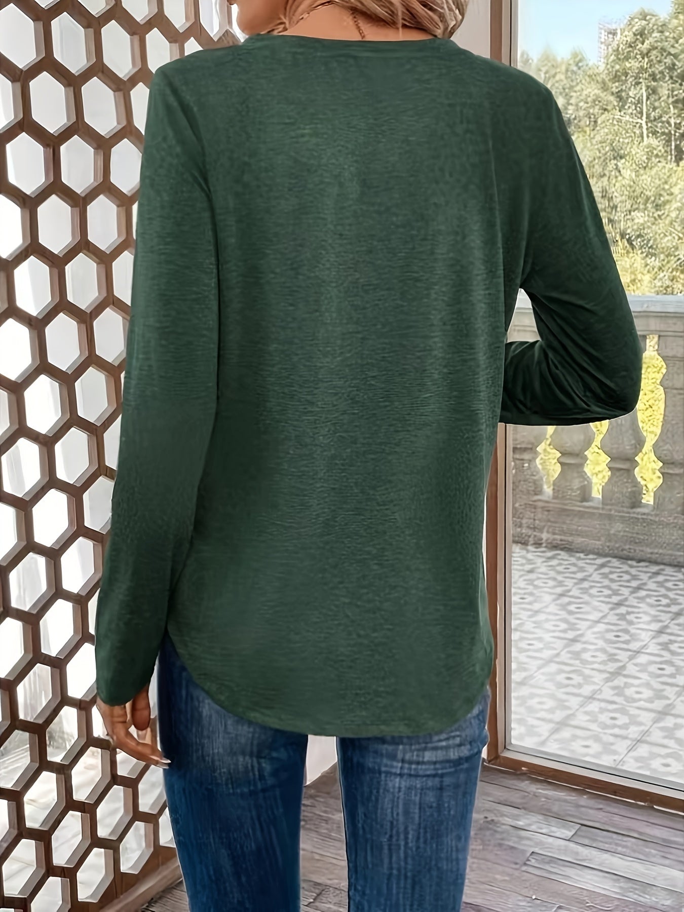Camiseta verde con cuello en V