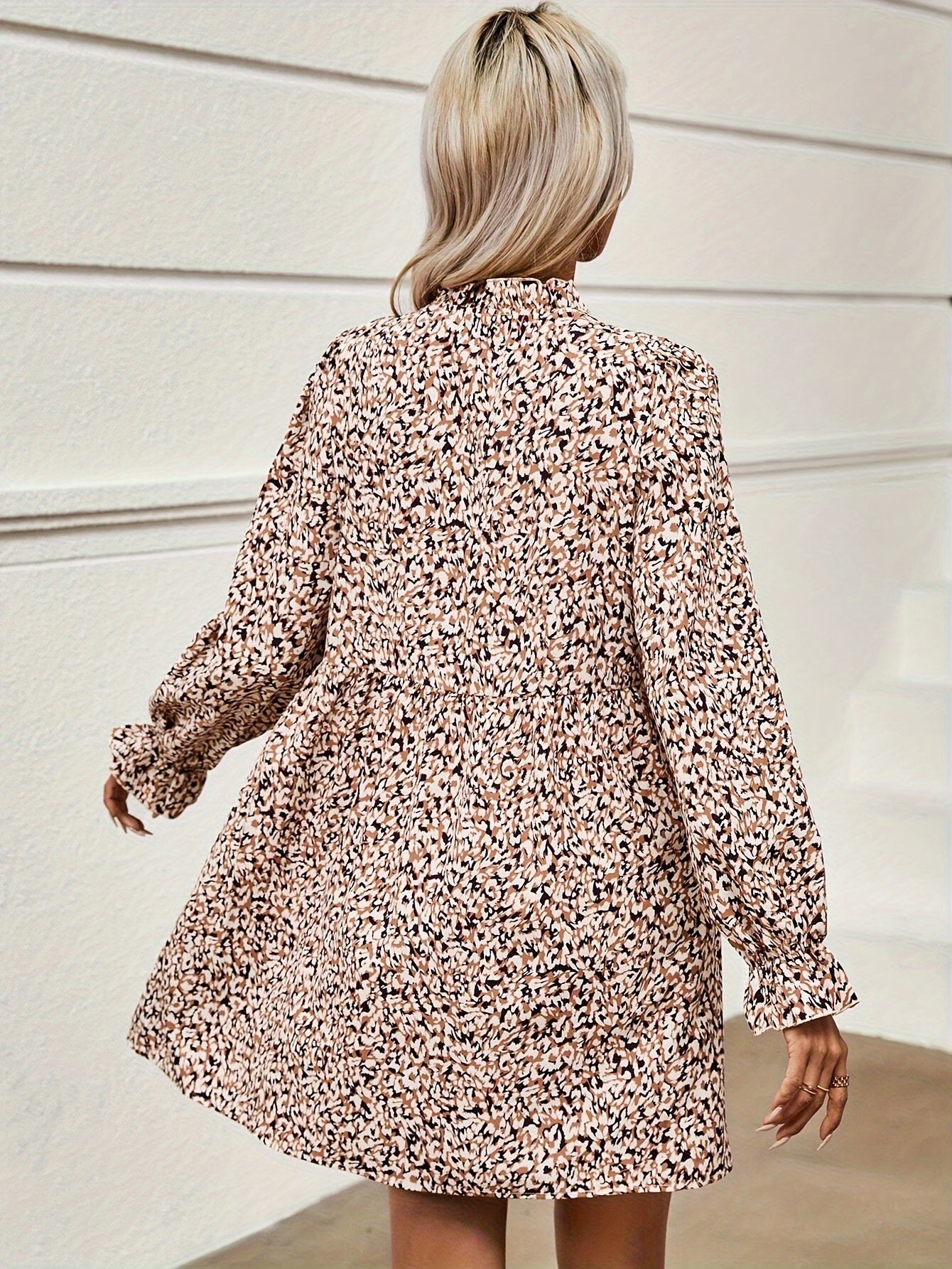 Vestido elegante con estampado floral y cuello en V