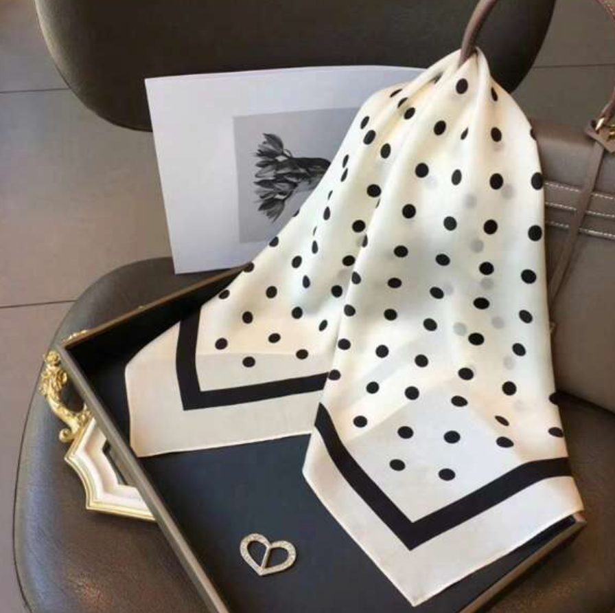 Pañuelo estampado con lunares