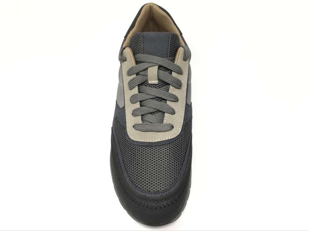 Deportiva plataforma negra