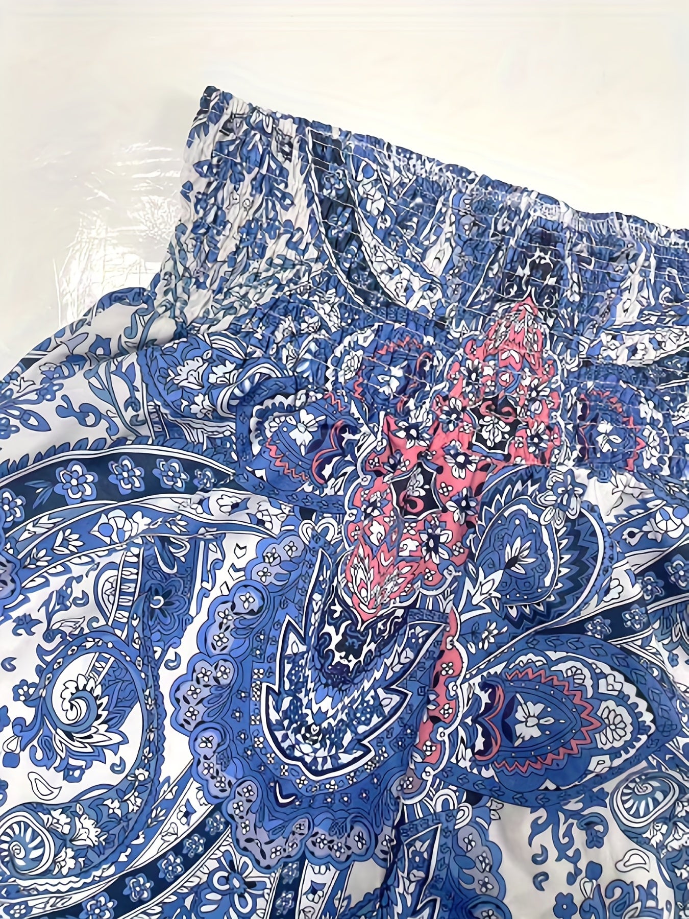Pantalón fruncido con estampado paisley en azul