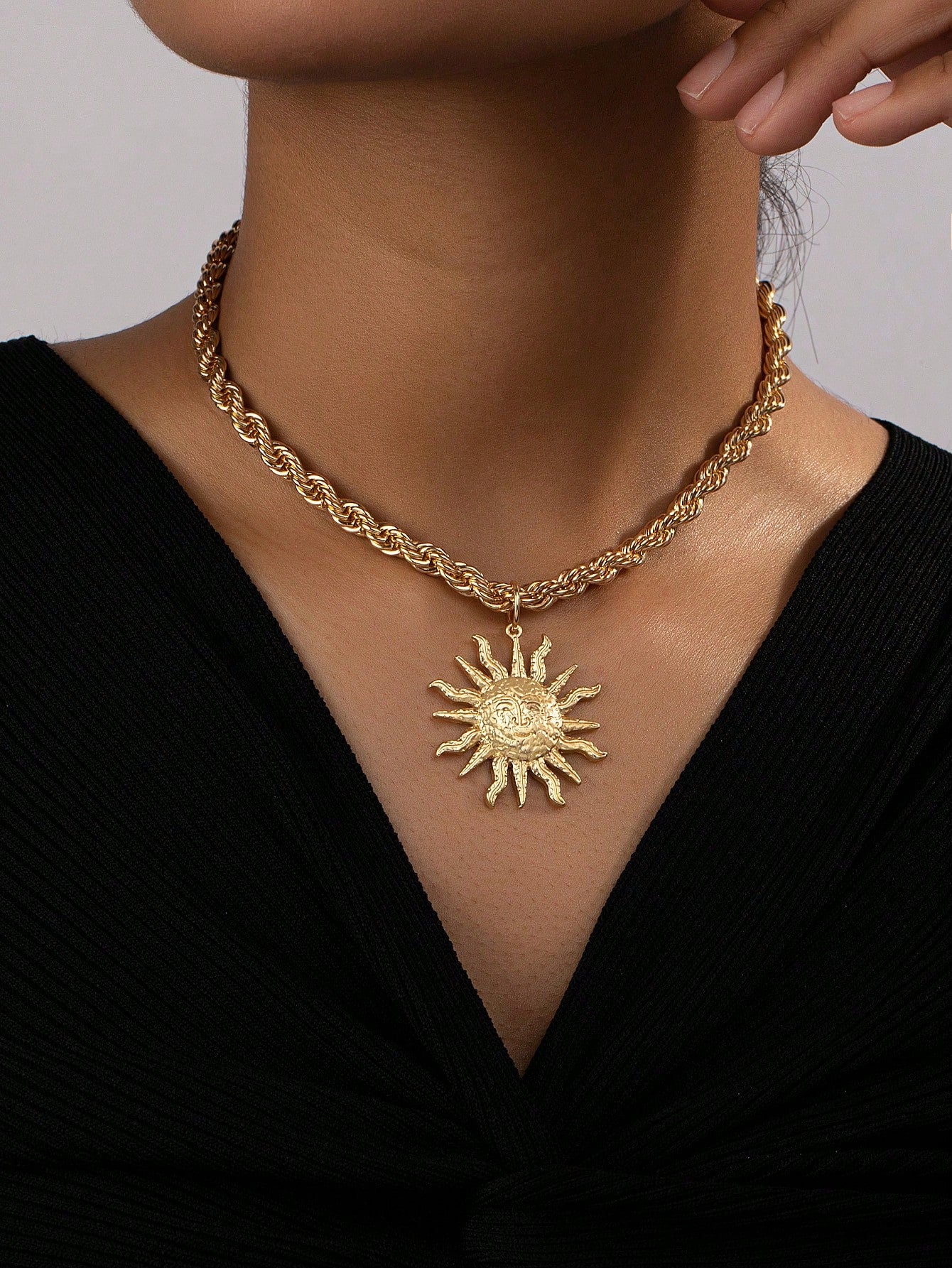 Collar con colgante de sol