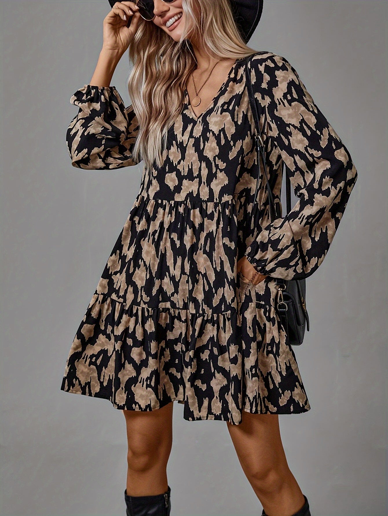 Vestido corto oscuro con estampado de manchas